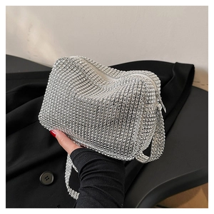 Sac à main étincelant en strass argentés avec fermeture éclair et bandoulière cristal