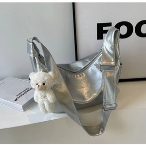 Borsa a Spalla da Donna in Pelle PU Moda Borsa Hobo a Mezzaluna Grande Capacità Con Texture Pieghettata e Orsetto di Peluche