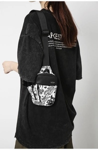 Détail du sac de poitrine en nylon à imprimé graffiti avec sangle réglable sur le mannequin