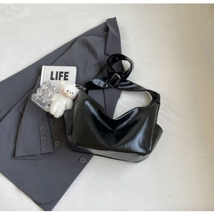 Borsa a spalla chic in pelle verniciata nera da donna con tracolla larga