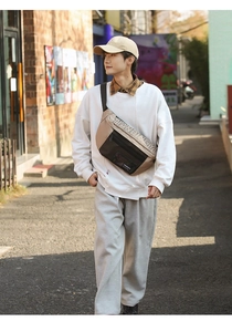Gros plan sur le sac de poitrine en nylon kaki avec poche en filet et lettrage style urbain
