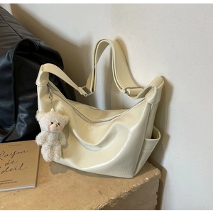 Elegante borsa a tracolla in pelle PU crema con tracolla regolabile e ciondolo a orsetto