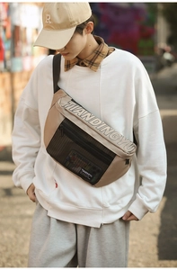 Détail du sac banane en nylon kaki avec poche en filet et sangle noire réglable