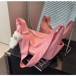 Borsa a spalla rosa in pelle PU lucida con texture stropicciata e ciondolo a orsetto