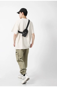 Détail du sac de poitrine en nylon noir pour hommes avec imprimé graffiti et bandoulière