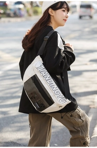 Détail du sac banane en nylon et mesh avec logo TIANDINGYU et poche filet extérieure