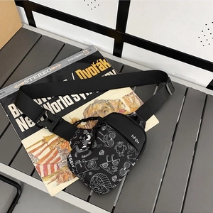 Sac de Poitrine en Nylon Minimaliste Urbain Avec Motif Graffiti de Monstres Sangle Unique Réglable pour Femmes Hommes Décontracté
