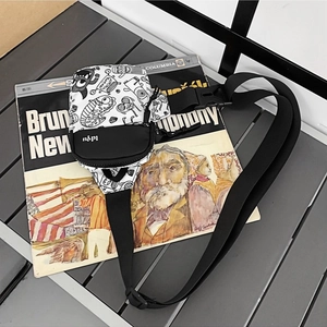 Sac bandoulière en nylon blanc avec imprimé monstre et sangle réglable en décor de vie