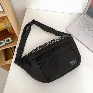 Sac banane minimaliste en nylon noir avec lettrage blanc et bandoulière réglable
