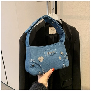 Sac à bandoulière en denim tendance avec bords à franges et breloques en métal