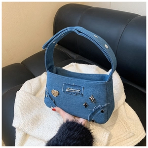 Sac bandoulière en denim bleu style Y2K avec bords effilochés vintage et patchs étoiles
