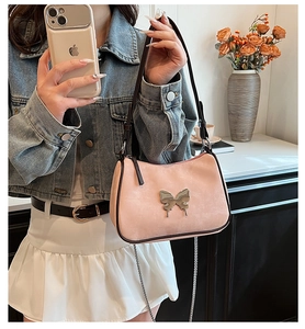 Sac à bandoulière en daim rose avec détail papillon en métal et chaîne argentée