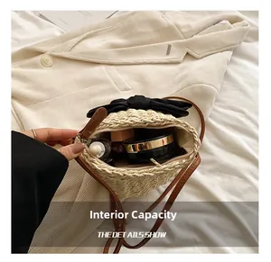 Vue intérieure du sac en paille montrant l'espace pour rouge à lèvres et sérum