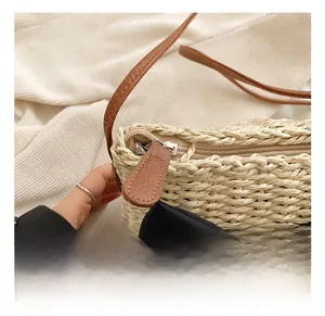 Détails du sac en paille tressée avec grand nœud en velours noir et ferrures métalliques