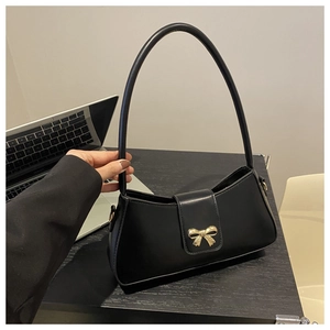 Sac bandoulière demi-lune en cuir PU noir orné d'une élégante boucle noeud en métal doré