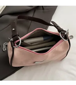 Détail de l'intérieur spacieux du sac en similicuir rose avec téléphone et cosmétiques