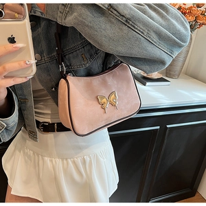 Détail du sac sous le bras en cuir PU rose avec boucle métallique papillon argentée