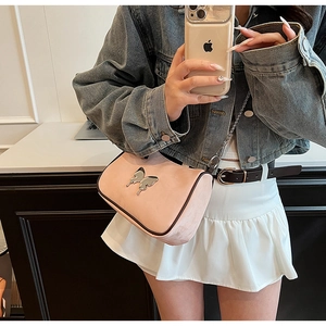 Sac bandoulière en similicuir rose avec boucle papillon argentée et bandoulière chaîne
