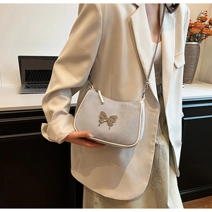 Sac à bandoulière chic en similicuir bleu clair avec fermoir papillon argenté et chaîne