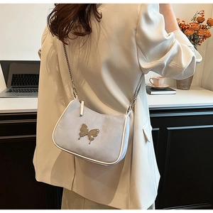 Détail du sac bandoulière en cuir PU bleu clair avec papillon argenté et chaîne