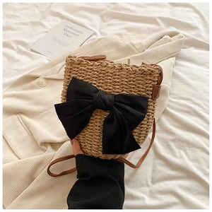 Sac bandoulière en paille avec nœud noir et bandoulière en cuir marron pour femme