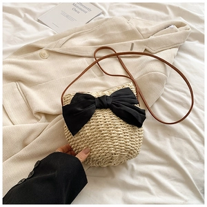 Sac bandoulière en paille tissé main avec grand nœud noir et bandoulière en cuir brun