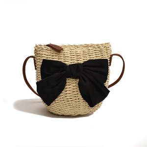 Sac à bandoulière printanier en paille tissée avec un grand nœud noir et sangle en cuir