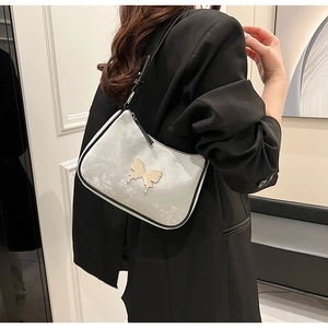 Détail du sac à bandoulière en cuir PU argenté avec boucle dorée en forme de papillon