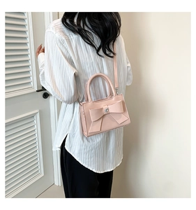 Détail du sac à main en cuir PU rose avec grand nœud et décoration en cristal de cœur