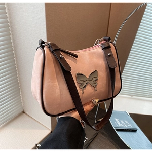 Sac bandoulière vintage en daim rose avec boucle papillon métal et finitions cuir marron