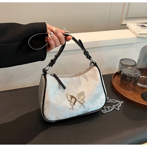 Sac sous le bras en similicuir argenté avec boucle papillon et sangles noires