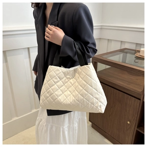 Sac à main chic en cuir PU matelassé blanc avec bandoulière noire et tenue de printemps