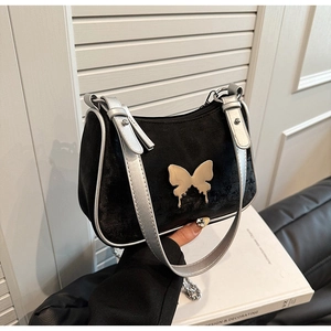 Sac bandoulière chic en velours noir en forme de croissant avec boucle papillon dorée