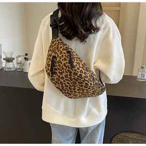 Detail of leopard print crossbody bag with double zipper and wide adjustable strap