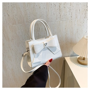 Sac à Épaule en Cuir PU pour Femmes avec Grand Nœud et Boucle en Cœur Sac Bandoulière Élégant Couleur Unie Petit Sac à Main Carré