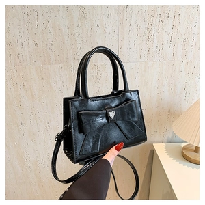 Sac à main élégant en similicuir verni noir avec nœud et cœur en cristal brillant