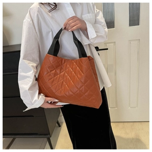 Sac fourre-tout en cuir PU marron matelassé présenté avec un mannequin élégant