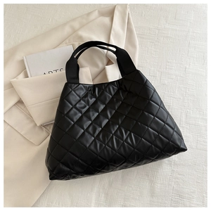 Grand sac cabas en similicuir noir matelassé avec texture bouffante et anses