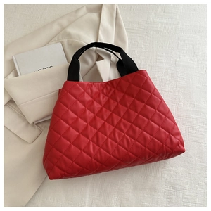 Sac fourre-tout minimaliste en cuir PU rouge matelassé avec poignées en tissu noir sur beige