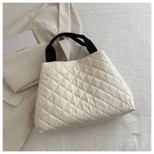 Sac fourre-tout matelassé blanc crème avec poignées noires au design épuré