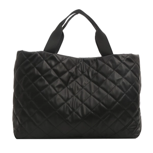 Grand sac cabas noir en similicuir matelassé avec larges anses en tissu pour femme