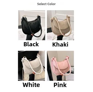 Détail de sacs hobo à texture tissée en quatre couleurs avec bandoulière à nœud élégant