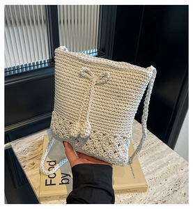 Detailansicht der handgefertigten cremefarbenen Netztasche mit Blumen Häkelmuster