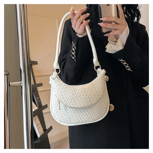 Détail du sac à main blanc en cuir PU tressé avec des accents métalliques dorés élégants