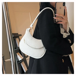 Détail du sac hobo blanc tressé en cuir PU avec boucle dorée et bandoulière élégante