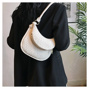 Détail du sac hobo blanc en similicuir tressé montrant la texture et la boucle dorée chic