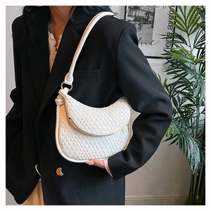 Détail du sac à main blanc en cuir PU tissé avec texture croisée complexe