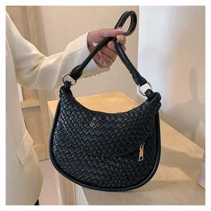 Détail du sac hobo en cuir PU tressé noir avec anneaux dorés et fermeture éclair