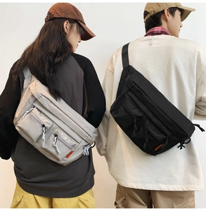 Vue détaillée des sacs bandoulière fonctionnels gris et noirs avec poches multiples