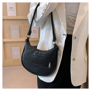 Détail du sac à bandoulière en cuir PU tressé noir avec fermeture éclair dorée et boucle